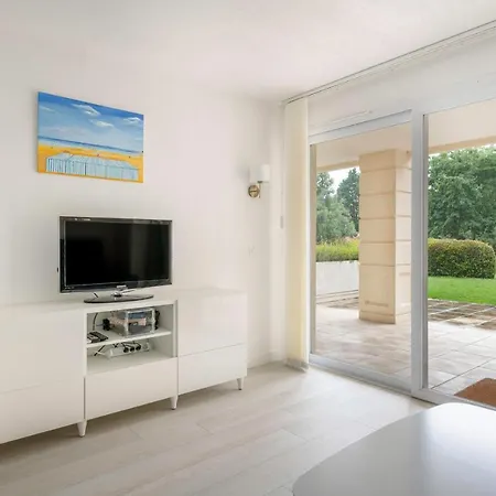 Apartment Dans Avec Piscine Pour 6